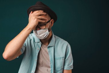 Virüsten sonraki komplikasyonlar. Maskeli adam endişeli. Kadın migreni. Üzgün adam.
