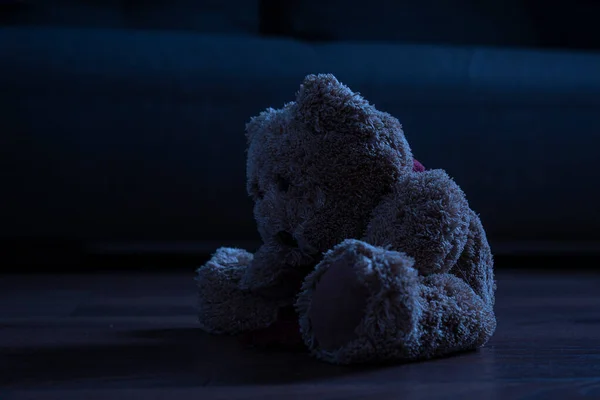 Ursinho Solitário Num Fundo Escuro Solidão Uma Infância Perdida Conceito — Fotografia de Stock