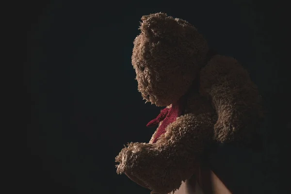 Ursinho Solitário Num Fundo Escuro Solidão Uma Infância Perdida — Fotografia de Stock