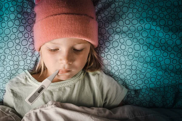 Niño Enfermo Alta Temperatura Niño Niño Mide Temperatura —  Fotos de Stock