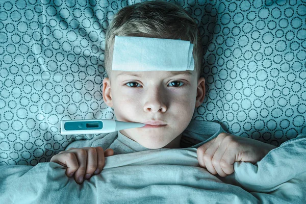 Niño Enfermo Alta Temperatura Niño Niño Mide Temperatura —  Fotos de Stock