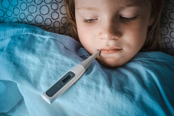 Criança Ficou Doente Alta Temperatura Uma Criança Criança Mede Temperatura — Fotografia de Stock