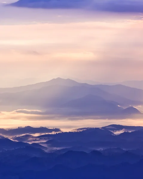 tepeler ve puslu sabah saat kunsatarn, nan, thailand.