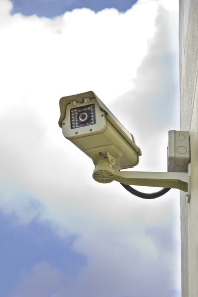 Câmera de segurança CCTV na parede . — Fotografia de Stock