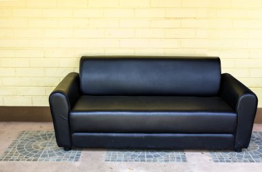 kanepe sarı duvar ile