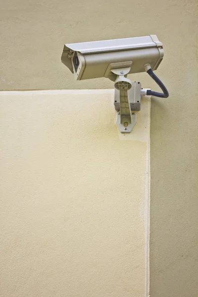 Камера видеонаблюдения у стены . — стоковое фото