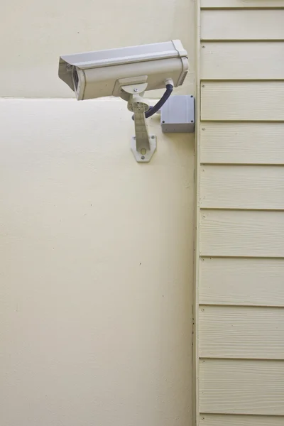 CCTV security camera op de muur. — Stockfoto