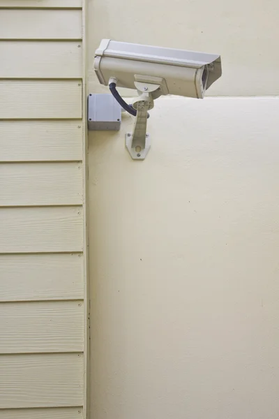 CCTV security camera op de muur. — Stockfoto
