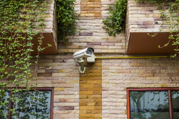 CCTV security camera op de zandsteen buitenkant. — Stockfoto