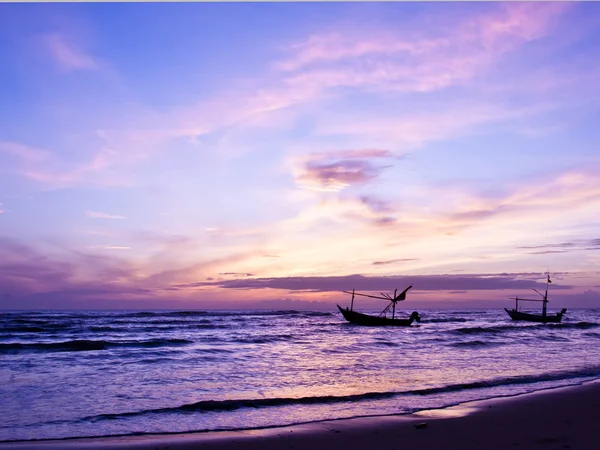 Prachtige zee zonsopgang en schip. — Stockfoto