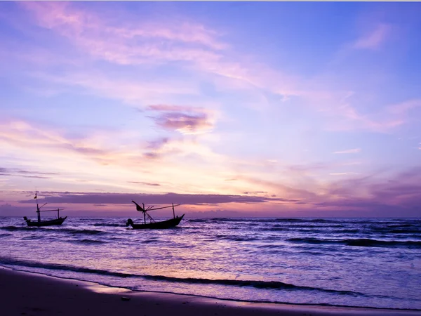 Hermoso mar amanecer y barco . —  Fotos de Stock