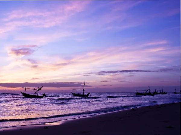 Prachtige zee zonsopgang en schip. — Stockfoto