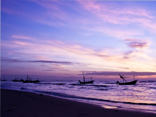 Prachtige zee zonsopgang en schip. — Stockfoto