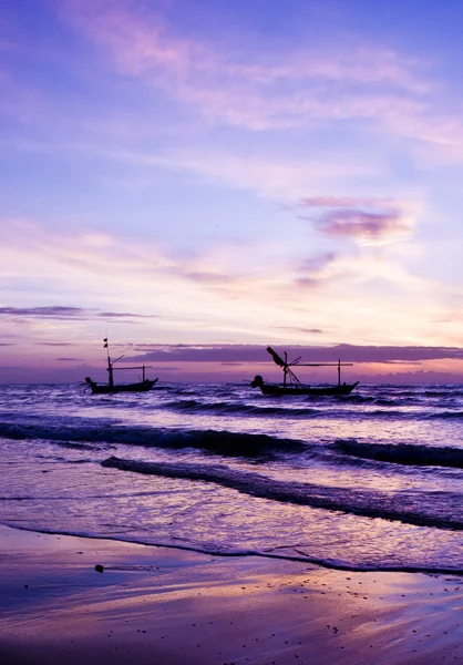 güzel deniz gündoğumu ve gemi.