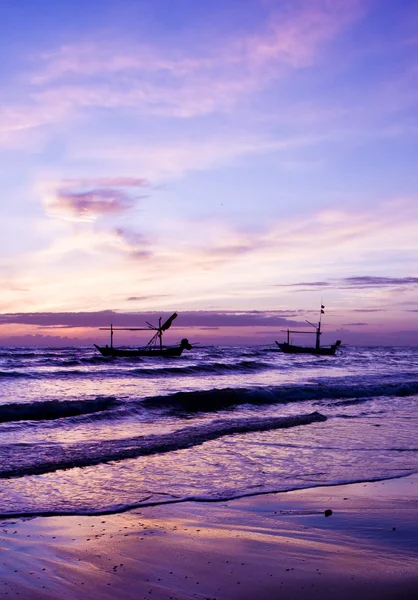 Schöne Meer Sonnenaufgang und Schiff. — Stockfoto