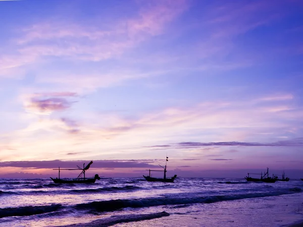 Prachtige zee zonsopgang en schip. — Stockfoto