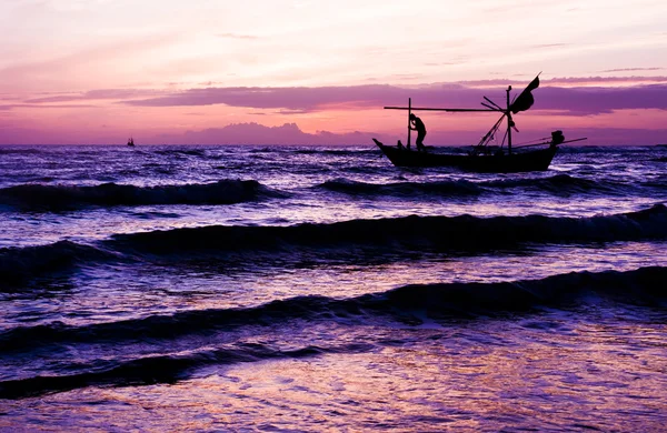 Prachtige zee zonsopgang en schip met mens. — Stockfoto