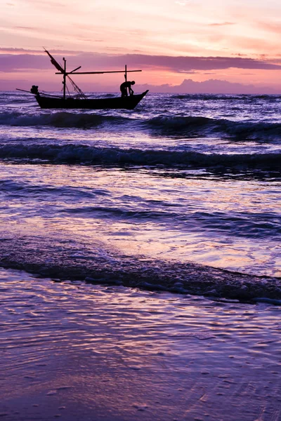 Prachtige zee zonsopgang en schip met mens. — Stockfoto