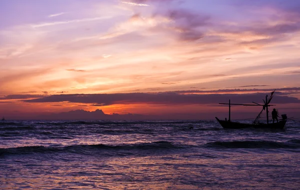 Hermoso mar amanecer y barco con humanos . —  Fotos de Stock