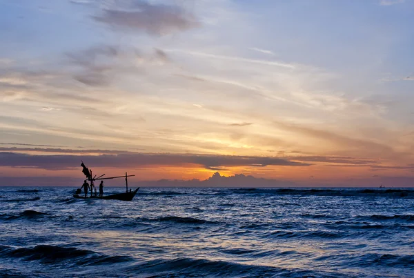 Hermoso mar amanecer y barco con humanos . —  Fotos de Stock