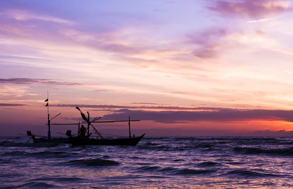 Hermoso mar amanecer y barco con humanos . —  Fotos de Stock