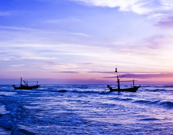 Krásné moře východu a loď. — Stock fotografie