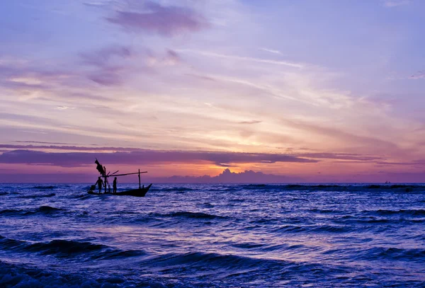 Schöner Sonnenaufgang am Meer und Schiff mit Menschen. — Stockfoto