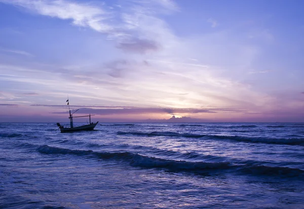Hermoso mar amanecer y barco . —  Fotos de Stock