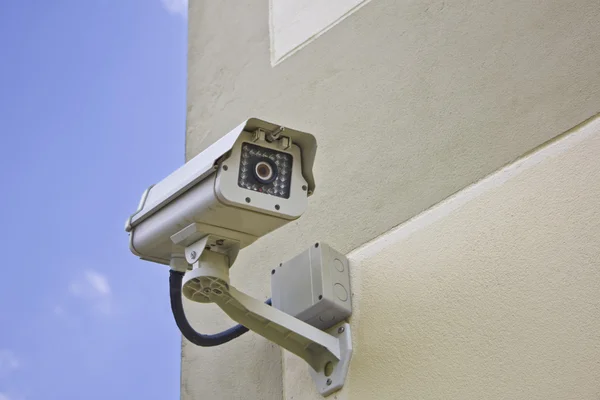 Caméra de sécurité CCTV au mur . Photo De Stock