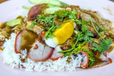 Barbekü domuz eti ve pirinç gevrek domuz eti.