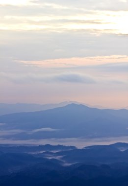 tepeler ve puslu sabah saat kunsatarn, nan, thailand.