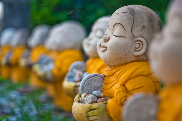 küçük keşiş heykeller.