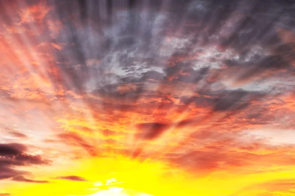 Belo céu do nascer do sol . — Fotografia de Stock