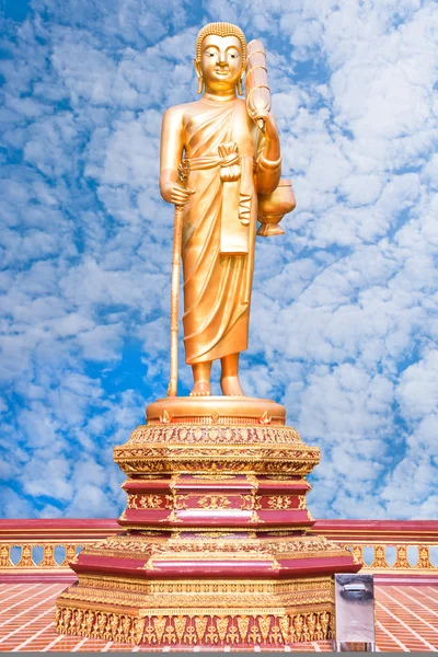 Kävelevä Buddha. (Tämä kuva sisältää leikkauspolun ) — kuvapankkivalokuva