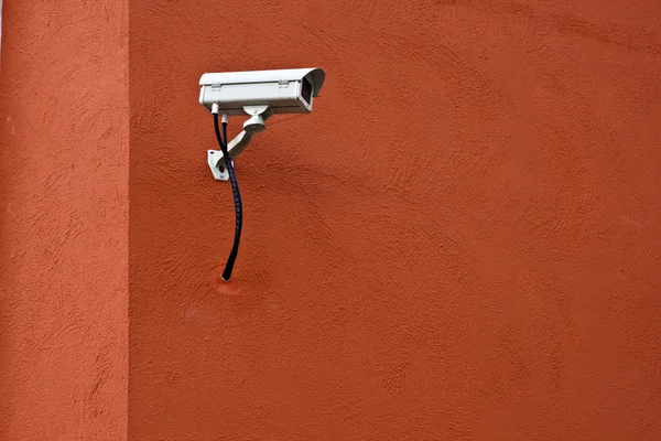 Câmera de segurança CCTV e parede em branco . — Fotografia de Stock