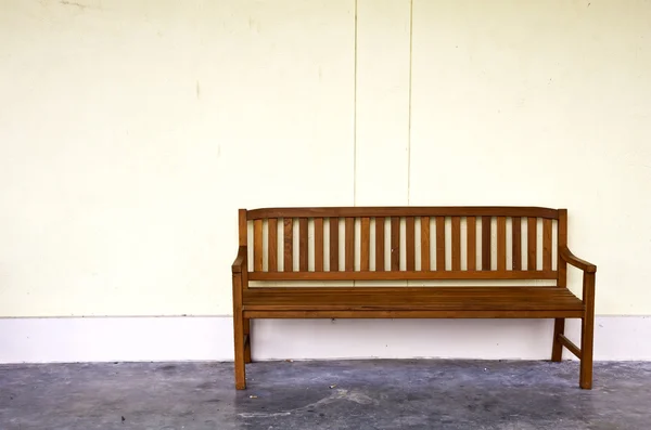 Wood Bench Against blank Wall. — Stock Photo, Image