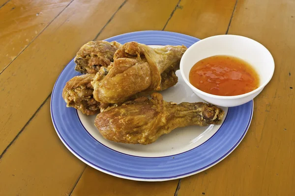 Thailand goreng ayam di latar belakang putih . — Stok Foto