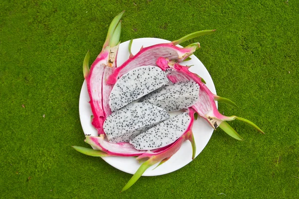 Dragon meyve yeşil zemin üzerine.