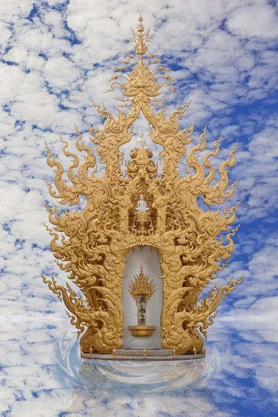 Estilo de arte tailandés. Wat Rong Khun, Chiang Rai, Tailandia . — Foto de Stock