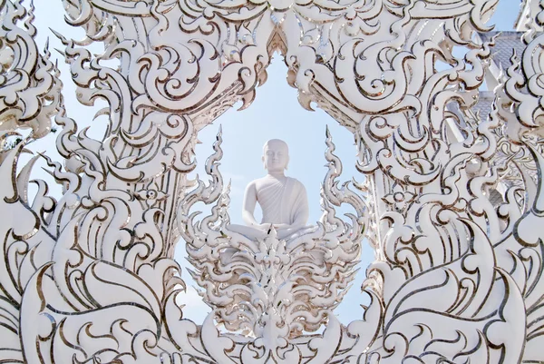 Valkoinen buddha patsas, Wat Rong Khun, Chiang Rai, Thaimaa . — kuvapankkivalokuva