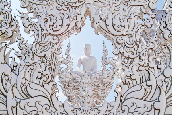 Estátua de buddha branco, Wat Rong Khun, Chiang Rai, Tailândia . — Fotografia de Stock