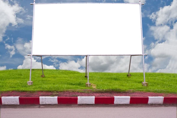 Çim alan üzerinde kurulu.