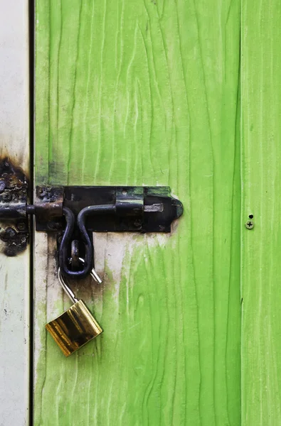 Porta verde e trancado . — Fotografia de Stock