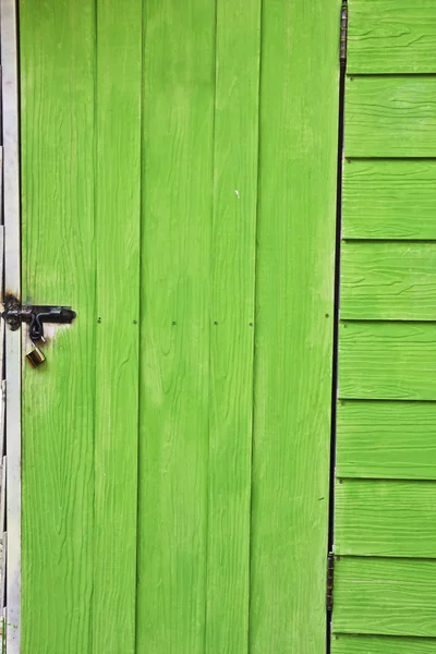 Porta verde e trancado . — Fotografia de Stock