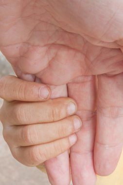 Baba ve bebek eller.