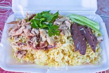 Tavuk çorbasıyla pişirilmiş pirinç.