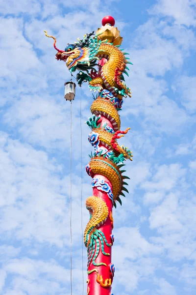 Dragon på pole i kinesiska tempel med lampa. — Stockfoto