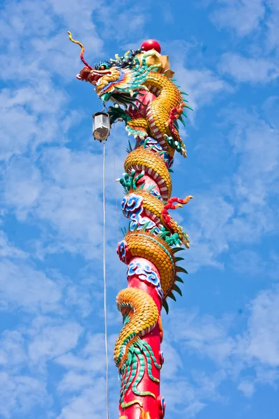 Draak op pole-position in chinese tempel met lamp. — Stockfoto