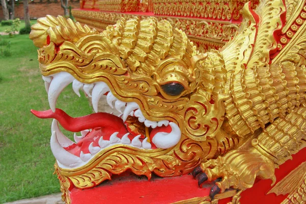 Das goldene Monster auf der Treppe der Kirche im Tempel von Thailand — Stockfoto