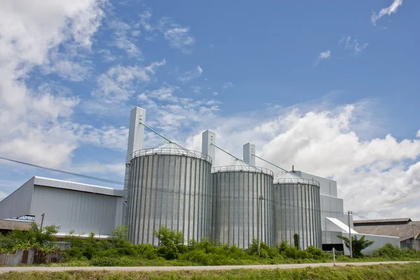 tankları sanayi ve mavi gökyüzü.